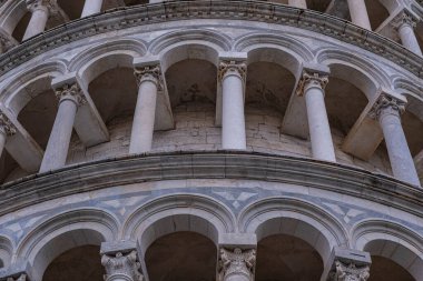 Eğik Pisa Kulesi yakın plan. İtalyan mimari harikasının detaylı görüntüsü. Mucize Meydanı, İtalya 'nın sembolü, dünyanın harikası.