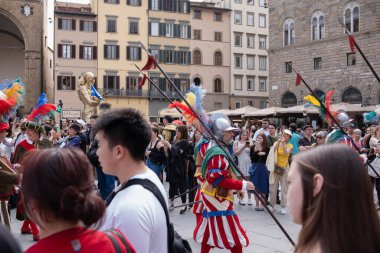 Floransa, İtalya, 04.16.2025: Bir İtalyan şehrinin ortasında şövalye alayı. Floransa 'da bir meydanda bayraklı, tarihi kostümlü bir geçit töreni yapılıyor..