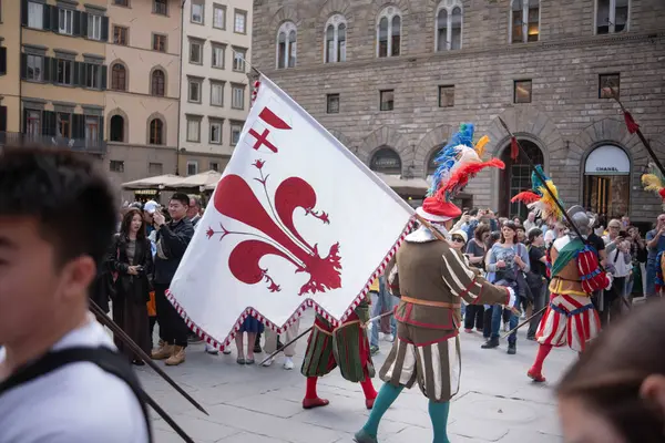 Floransa, İtalya, 04.16.2025: Bir İtalyan şehrinin ortasında şövalye alayı. Floransa 'da bir meydanda bayraklı, tarihi kostümlü bir geçit töreni yapılıyor..