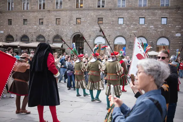 Floransa, İtalya, 04.16.2025: Bir İtalyan şehrinin ortasında şövalye alayı. Floransa 'da bir meydanda bayraklı, tarihi kostümlü bir geçit töreni yapılıyor..
