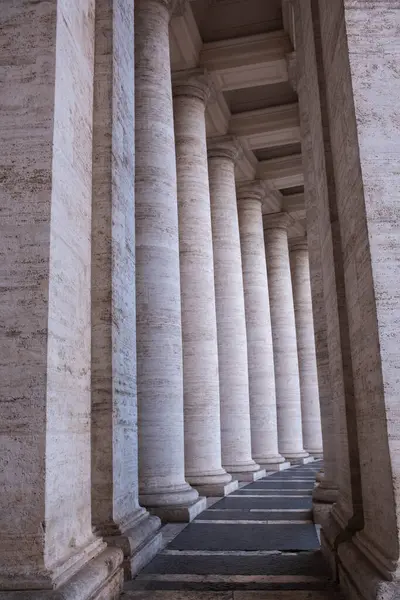 Vatikan 'daki Aziz Peter Meydanı' nın kolajanları. Uzun büyük sütunlar bir yay içinde düzenlenir. Sütun galerisi.