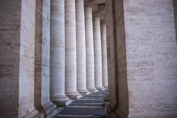 Vatikan 'daki Aziz Peter Meydanı' nın kolajanları. Uzun büyük sütunlar bir yay içinde düzenlenir. Sütun galerisi.