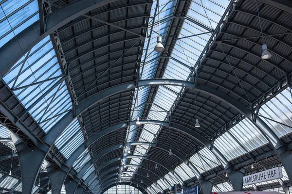 Bir Alman şehrindeki büyük bir tren istasyonunun çatısı. Almanya 'daki bir tren istasyonunun çatı katı manzarası. Fenerler asıldı, metal yapı ve üst ve yan taraflarda geniş pencereler var..