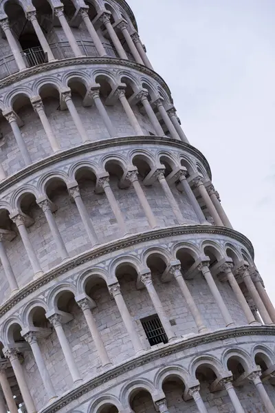 Eğik Pisa Kulesi yakın plan. İtalyan mimari harikasının detaylı görüntüsü. Mucize Meydanı, İtalya 'nın sembolü, dünyanın harikası.