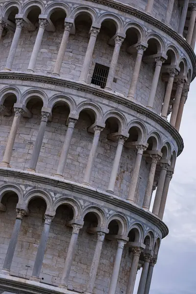 Eğik Pisa Kulesi yakın plan. İtalyan mimari harikasının detaylı görüntüsü. Mucize Meydanı, İtalya 'nın sembolü, dünyanın harikası.