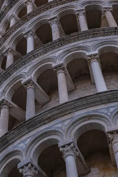 Eğik Pisa Kulesi yakın plan. İtalyan mimari harikasının detaylı görüntüsü. Mucize Meydanı, İtalya 'nın sembolü, dünyanın harikası.