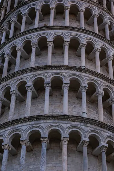 Eğik Pisa Kulesi yakın plan. İtalyan mimari harikasının detaylı görüntüsü. Mucize Meydanı, İtalya 'nın sembolü, dünyanın harikası.