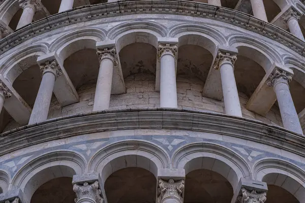 Eğik Pisa Kulesi yakın plan. İtalyan mimari harikasının detaylı görüntüsü. Mucize Meydanı, İtalya 'nın sembolü, dünyanın harikası.