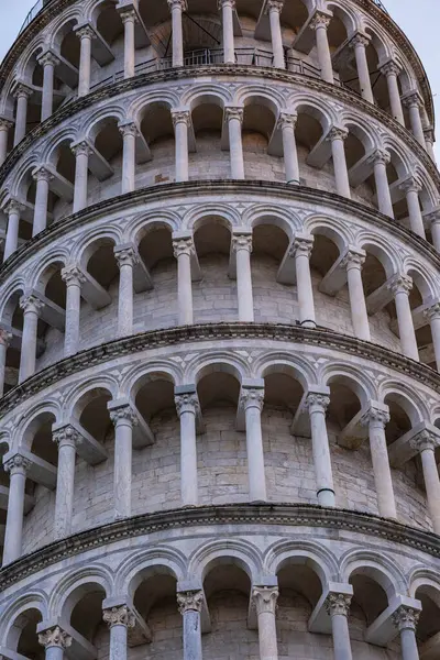 Eğik Pisa Kulesi yakın plan. İtalyan mimari harikasının detaylı görüntüsü. Mucize Meydanı, İtalya 'nın sembolü, dünyanın harikası.