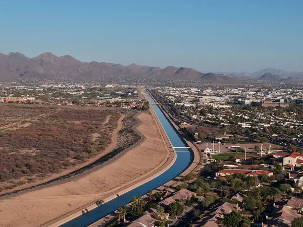 Arizona Kanalı 'nın kuru çölü kestiği hava görüntüsü.