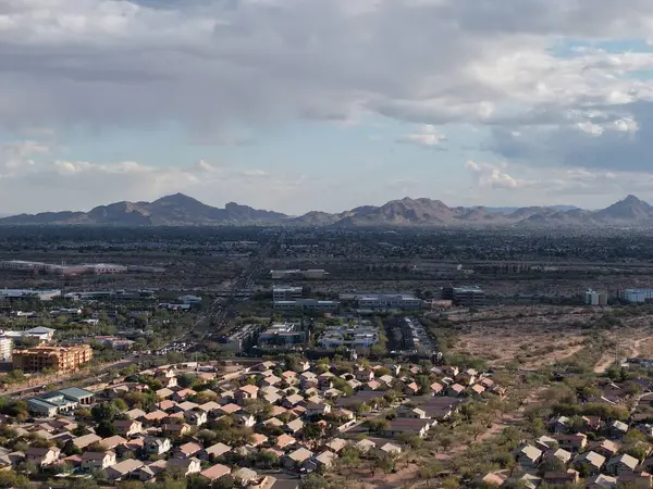 Arizona eyaletinin havadan görünüşü ve uzaktaki güzel evleri.