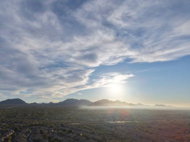 Güneşli dağların güzel manzarası