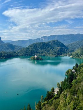  Slovenya 'nın en ikonik doğal harikalarından biri olan Bled Gölü' nün huzur verici ve nefes kesici manzarası. Sakin zümrüt sular çevresindeki alp manzarasını yansıtıyor, Bled Island 'daki pitoresk kilise merkezde duruyor. 