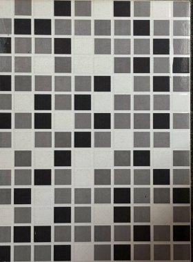 Gri, siyah ve beyaz tonlarında kare biçiminde dizilmiş fayanslı bir yüzey.