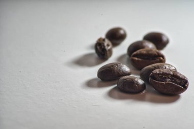 Beyaz arka planda kahve çekirdekleri