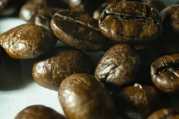 Siyah arkaplanda kahve çekirdekleri