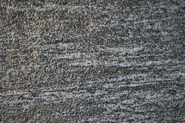 Gri, beyaz ve kahverengi tonlarında dokulu bir kumaşın yakın çekimi. Karmaşık iç içe geçmiş lifler tüvit benzeri bir kalıp oluşturarak derinlik ve sıcaklık ekliyor. Moda, tekstil ve dizaynla ilgili web ve editoryal içerik için ideal