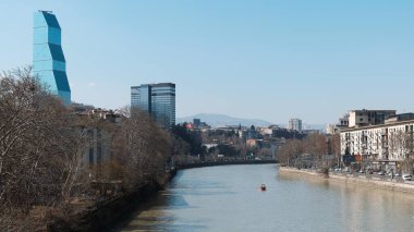 Gürcistan 'ın Tiflis kentindeki Kura (Mtkvari) Nehri üzerindeki manzara
