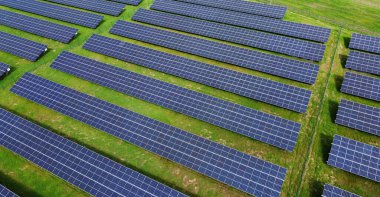 Yenilenebilir enerji üreten birçok sıra fotovoltaik panele sahip büyük bir güneş enerjisi çiftliği. Güneş enerjisi, çevre dostu elektrik üretimi. Yeşil enerji, güneş teknolojisi, temiz enerji. 