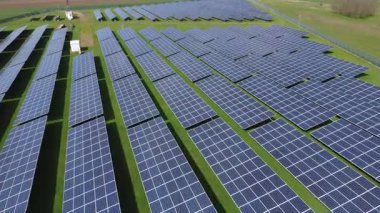 Hava manzarası, geniş güneş çiftliği yenilenebilir enerjiyi kullanan fotovoltaik paneller sergiliyor. Temiz ve sürdürülebilir elektrik üretiminde güneş enerjisi teknolojisi. Çevre dostu altyapı. Düşük karbonlu gelecek, enerji verimliliği. 