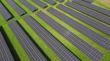 Hava manzarası, geniş güneş çiftliği yenilenebilir enerjiyi kullanan fotovoltaik paneller sergiliyor. Temiz ve sürdürülebilir elektrik üretiminde güneş enerjisi teknolojisi. Çevre dostu altyapı. Düşük karbonlu gelecek, enerji verimliliği. 