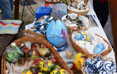Holloko Paskalya Festivali - Holloko, Macaristan - 18 Nisan 2022 - Wicker 'da elle boyanmış Paskalya Yumurtaları ile Paskalya Pazarı. Paskalya yumurtalarında çiçek ve hayvan güdüsü. Geleneksel el sanatları.