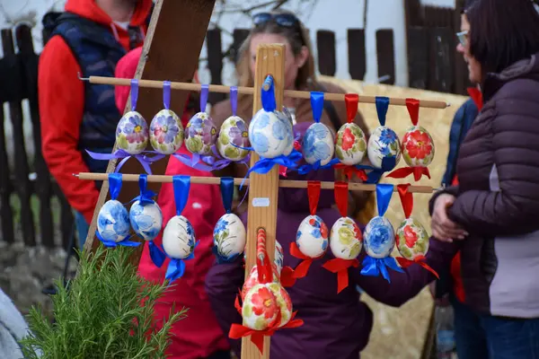 Holloko Paskalya Festivali - Holloko, Macaristan - 18 Nisan 2022 - Holloko Paskalya Festivali 'nde Renkli Çiçek Tasarımlı El Boyalı Paskalya Yumurtaları. El işleri ve gelenek. Kırmızı, mavi, beyaz paskalya yumurtaları. 