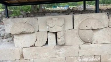 Yunanistan 'ın Arkeoloji Bölgesi Dion' da oyulmuş yardım heykeli bulunan Antik Taş Duvar. Yunan ya da Roma klasik dönemi. Yaşlanmış yapı, tarih ve kayıp bir medeniyetin mirası. Tarihi anıt, mimari.