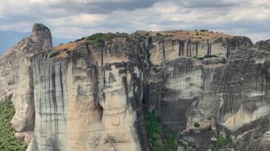 Meteora, Yunanistan. Seyahat güzergahı. Kaya oluşumları, yüksek uçurumlar, tarihi manastırlar. UNESCO Dünya Mirası sahası, etrafındaki dağların, vadilerin ve Kalabaka kentinin çarpıcı panoramik manzarası. Yürüyüş, yürüyüş, keşif..