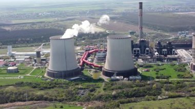 Soğutma kuleleri ve Buhar Emisyonu ve Enerji Üretimi olan Ağır Endüstriyel Enerji Santrali. Baca, boru hatları ve fosil yakıt enerji üretimiyle ilgili altyapı. Duman emisyonları, makineler.