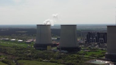 Soğutma kuleleri ve Buhar Emisyonu ve Enerji Üretimi olan Ağır Endüstriyel Enerji Santrali. Baca, boru hatları ve fosil yakıt enerji üretimiyle ilgili altyapı. Duman emisyonları, makineler.