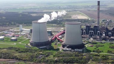 Soğutma kuleleri ve Buhar Emisyonu ve Enerji Üretimi olan Ağır Endüstriyel Enerji Santrali. Baca, boru hatları ve fosil yakıt enerji üretimiyle ilgili altyapı. Duman emisyonları, makineler.