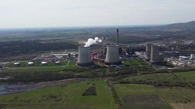 Soğutma kuleleri ve Buhar Emisyonu ve Enerji Üretimi olan Ağır Endüstriyel Enerji Santrali. Baca, boru hatları ve fosil yakıt enerji üretimiyle ilgili altyapı. Duman emisyonları, makineler.