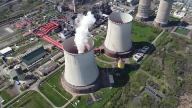 Soğutma kuleleri ve Buhar Emisyonu ve Enerji Üretimi olan Ağır Endüstriyel Enerji Santrali. Baca, boru hatları ve fosil yakıt enerji üretimiyle ilgili altyapı. Duman emisyonları, makineler.