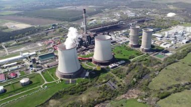 Soğutma kuleleri ve Buhar Emisyonu ve Enerji Üretimi olan Ağır Endüstriyel Enerji Santrali. Baca, boru hatları ve fosil yakıt enerji üretimiyle ilgili altyapı. Duman emisyonları, makineler.