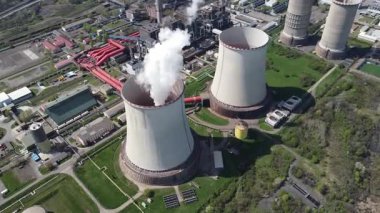 Soğutma kuleleri ve Buhar Emisyonu ve Enerji Üretimi olan Ağır Endüstriyel Enerji Santrali. Baca, boru hatları ve fosil yakıt enerji üretimiyle ilgili altyapı. Duman emisyonları, makineler.