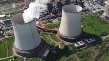 Soğutma kuleleri ve Buhar Emisyonu ve Enerji Üretimi olan Ağır Endüstriyel Enerji Santrali. Baca, boru hatları ve fosil yakıt enerji üretimiyle ilgili altyapı. Duman emisyonları, makineler.