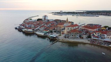 Hava manzarası, Adriyatik Denizi 'nin büyüleyici kıyı kasabası, kırmızı çatılı taş binalar, çan kulesi olan tarihi bir kilise ve deniz manzaralı bir gezinti alanı. Avrupa 'nın Akdeniz hedefi. Balkan kıyısı. Doğu Avrupa. 