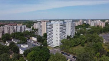 Havacılık şehri, Debrecen, Macaristan. Şehir silueti, modern gökdelen daireler ve apartman kompleksleri. Konut blokları, yollar, çatılar ve yeşillikler. Doğu ve Orta Avrupa şehri. Apartman blokları, paneller, konutlar. 