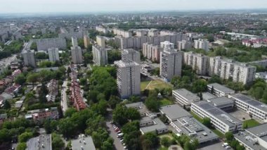 Havacılık şehri, Debrecen, Macaristan. Şehir silueti, modern gökdelen daireler ve apartman kompleksleri. Konut blokları, yollar, çatılar ve yeşillikler. Doğu ve Orta Avrupa şehri. Apartman blokları, paneller, konutlar. 