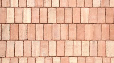 Yanmış kil tuğlalardan yapılmış klasik kırmızı tuğla duvar tek düze yatay olarak dizilmiş. Dokulu yüzey ve kırsal ton geleneksel duvar ustalığı tarzını ön plana çıkararak, arka plan, duvar kağıdı veya mimari referanslar için ideal hale getiriyor..