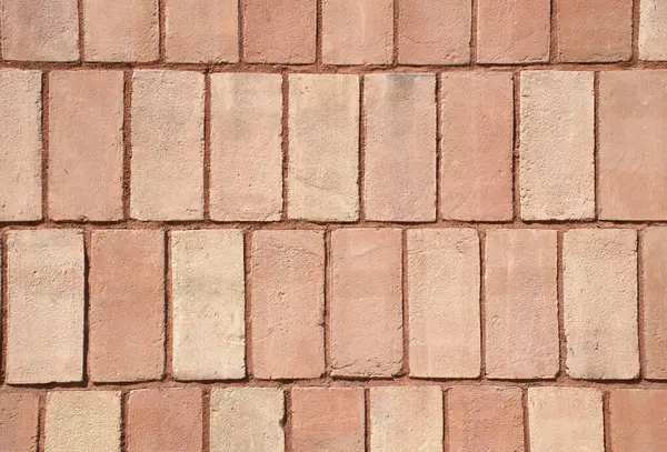 Yanmış kil tuğlalardan yapılmış klasik kırmızı tuğla duvar tek düze yatay olarak dizilmiş. Dokulu yüzey ve kırsal ton geleneksel duvar ustalığı tarzını ön plana çıkararak, arka plan, duvar kağıdı veya mimari referanslar için ideal hale getiriyor..
