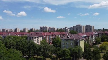 Yoğun nüfuslu kentsel alan, apartmanlar, paneller, konut binaları, iyi planlanmış yeşil alanlar. Yapılandırılmış şehir düzeni, karayolu ağı, modern altyapı. Konutlar. Daireler bloğu, İHA videosu. Kentsel yaşam, inşa edilmiş çevre.