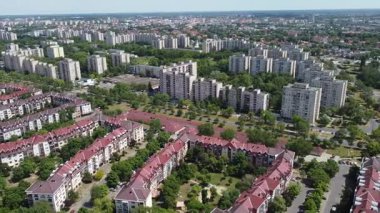 Yoğun nüfuslu kentsel alan, apartmanlar, paneller, konut binaları, iyi planlanmış yeşil alanlar. Yapılandırılmış şehir düzeni, karayolu ağı, modern altyapı. Konutlar. Daireler bloğu, İHA videosu. Kentsel yaşam, inşa edilmiş çevre.