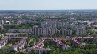 Yoğun nüfuslu kentsel alan, apartmanlar, paneller, konut binaları, iyi planlanmış yeşil alanlar. Yapılandırılmış şehir düzeni, karayolu ağı, modern altyapı. Konutlar. Daireler bloğu, İHA videosu. Kentsel yaşam, inşa edilmiş çevre.