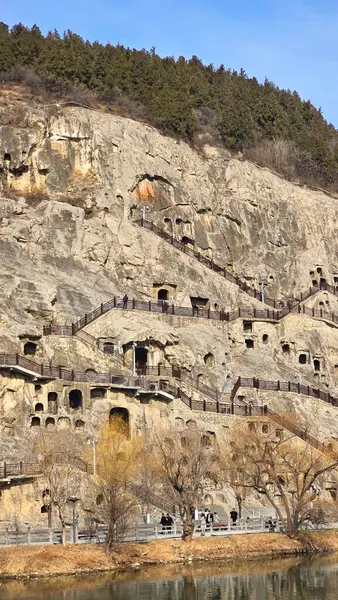 Çin 'de oyulmuş mağaralarla Antik Longmen Mağaraları