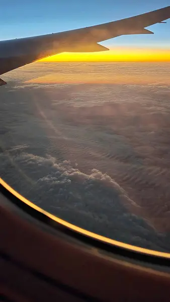 Bulutların Üzerinde Bir Uçak Penceresinden Gün Doğumu