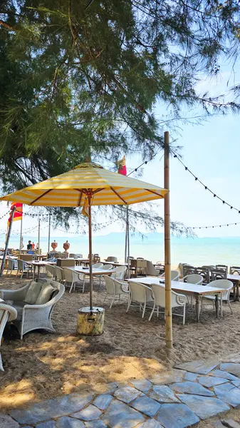 Pattaya 'da bir sahil lokantasında akşam yemeği.