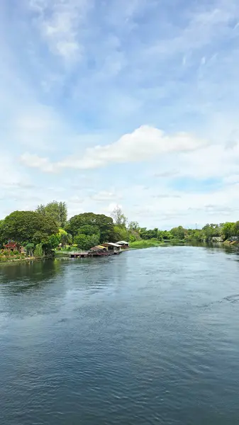 Kanchanaburi, Tayland 'daki Kwai Nehri' nin huzurlu manzarası