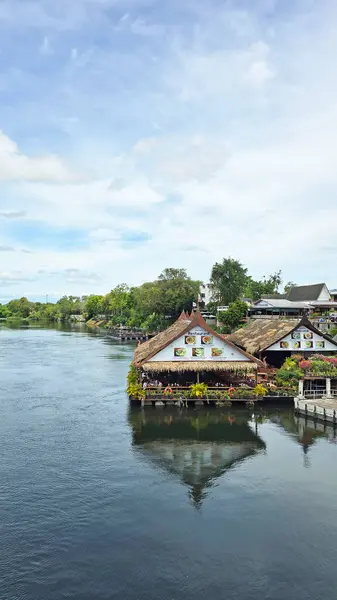Kanchanaburi, Tayland 'da yüzen Riverside Restoranı